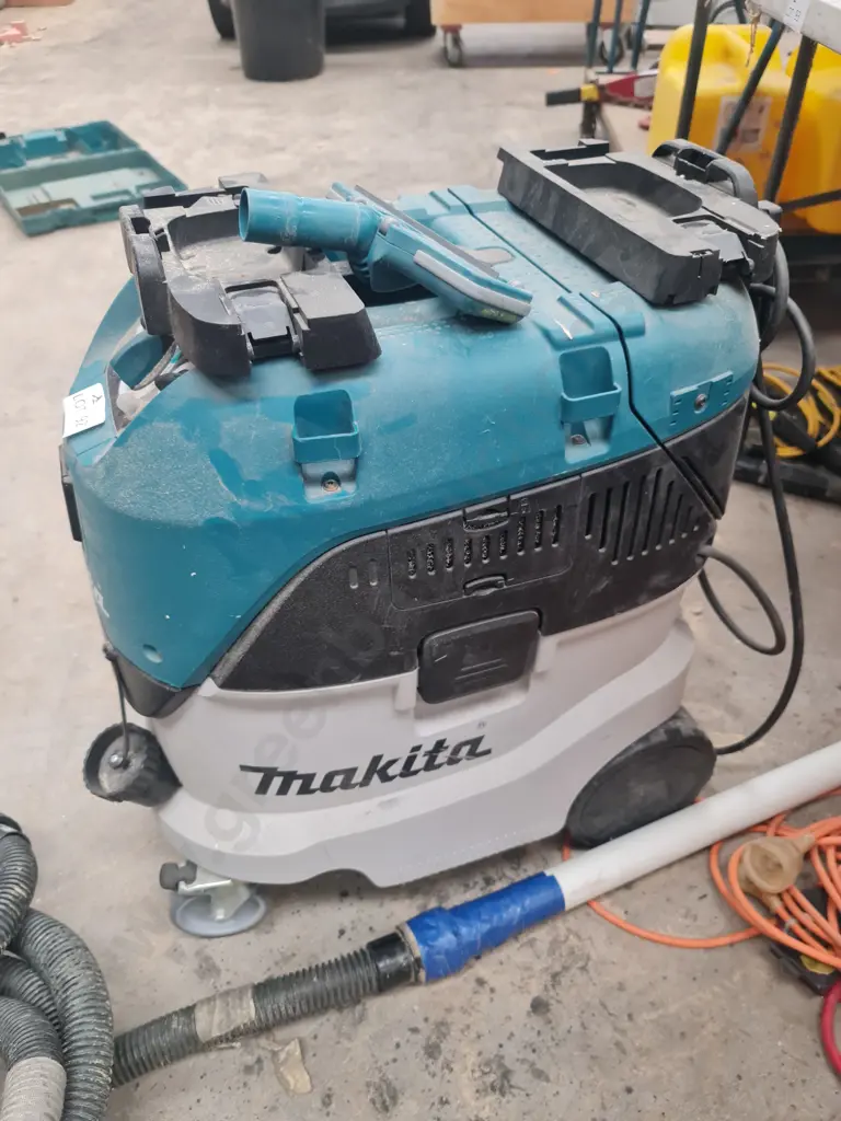 Makita Extraction Vacuum Image 1++