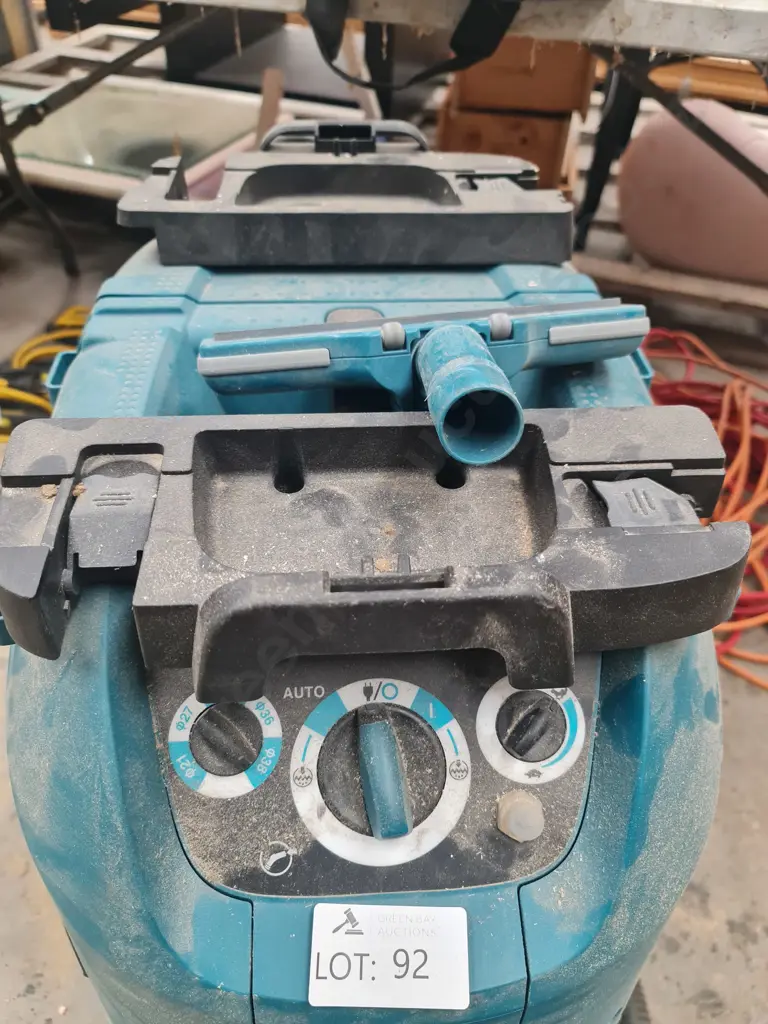 Makita Extraction Vacuum Image 1++
