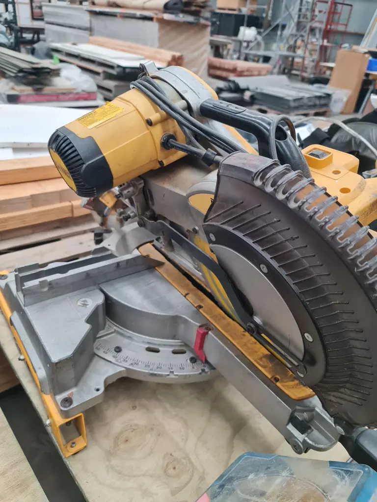 DeWalt Compound sliding Mitre Saw Image 1++