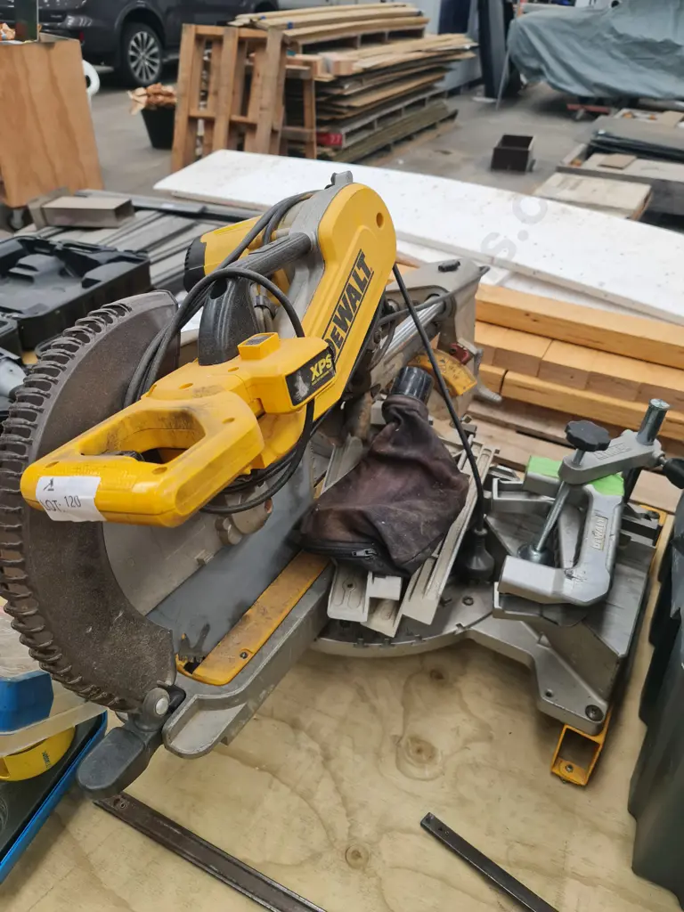 DeWalt Compound sliding Mitre Saw Image 1++