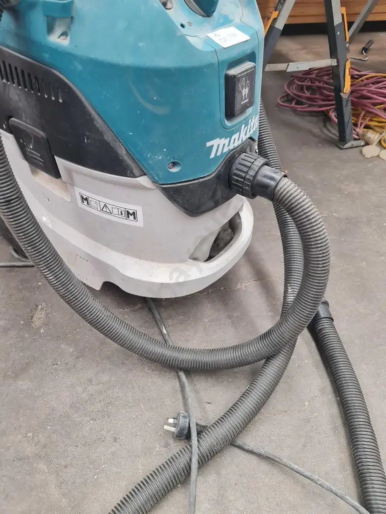 Makita Extraction Vacuum Image 1++