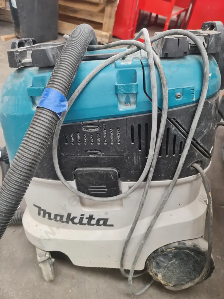 Makita Extraction Vacuum Image 1++
