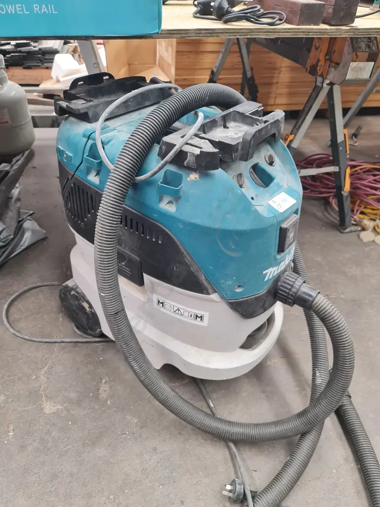 Makita Extraction Vacuum Image 1++