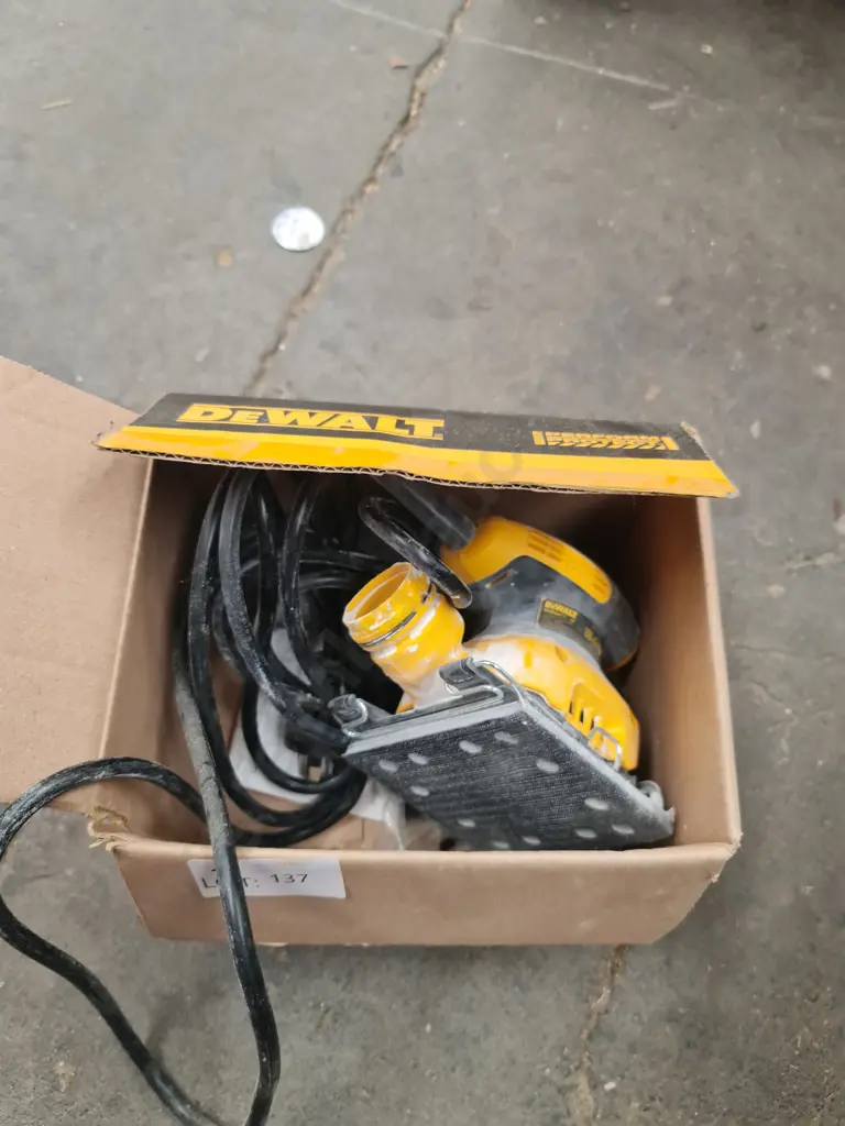 DeWalt Palm Sander Image 1++