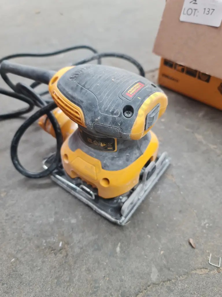 DeWalt Palm Sander Image 1++