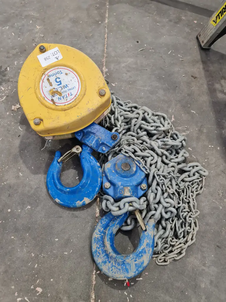Titan Lifting Block and Chain Image 1++