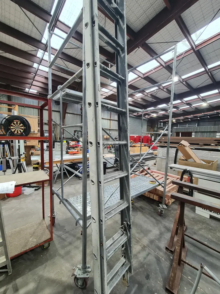 Extension Ladder Image 1++