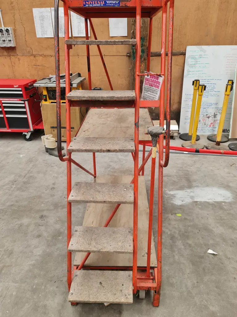 Rolling step ladder Image 1++