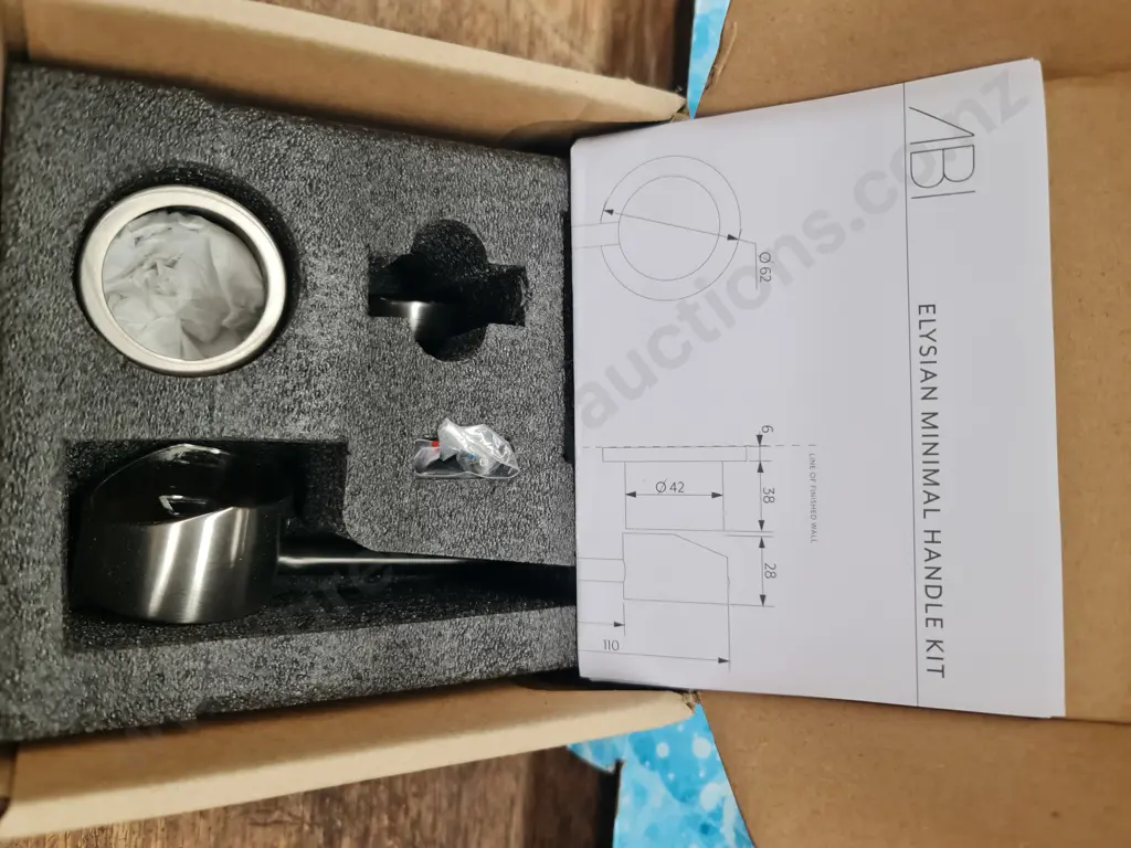 Bathroom tap and handle Image 1++