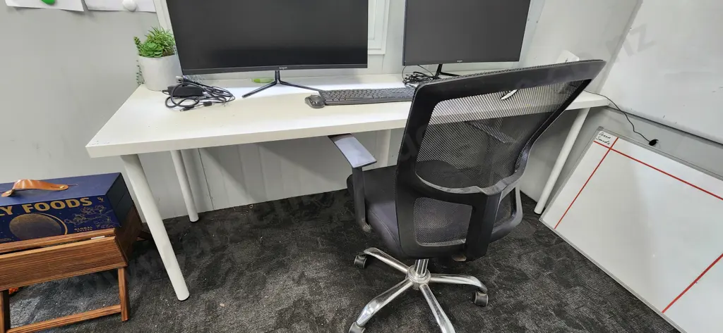 White Desk (Not contents) Image 1++