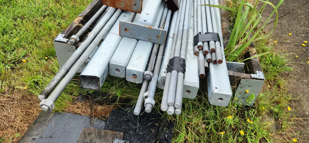 Pallet lot of assorted Threaded rod, box section and posts Image 1++