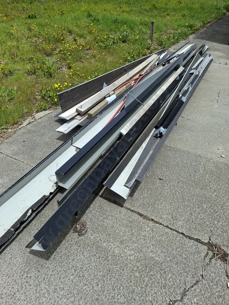 Assorted Colour Steel Flashings Image 1++