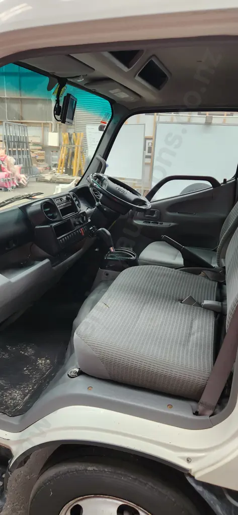 Hino Dutro Truck Image 1++