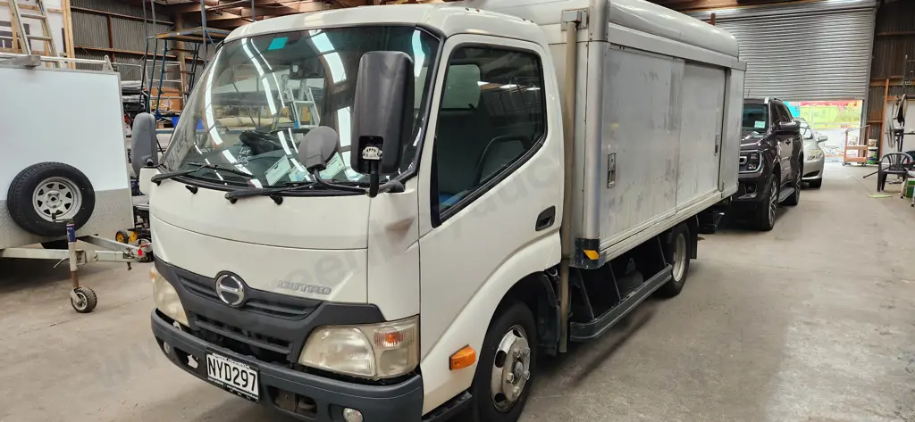 Hino Dutro Truck Image 1++