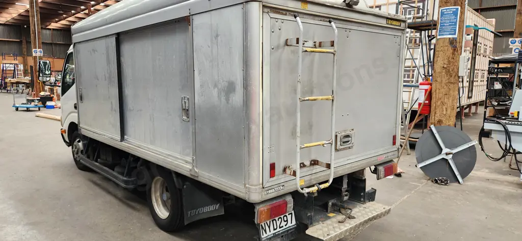 Hino Dutro Truck Image 1++