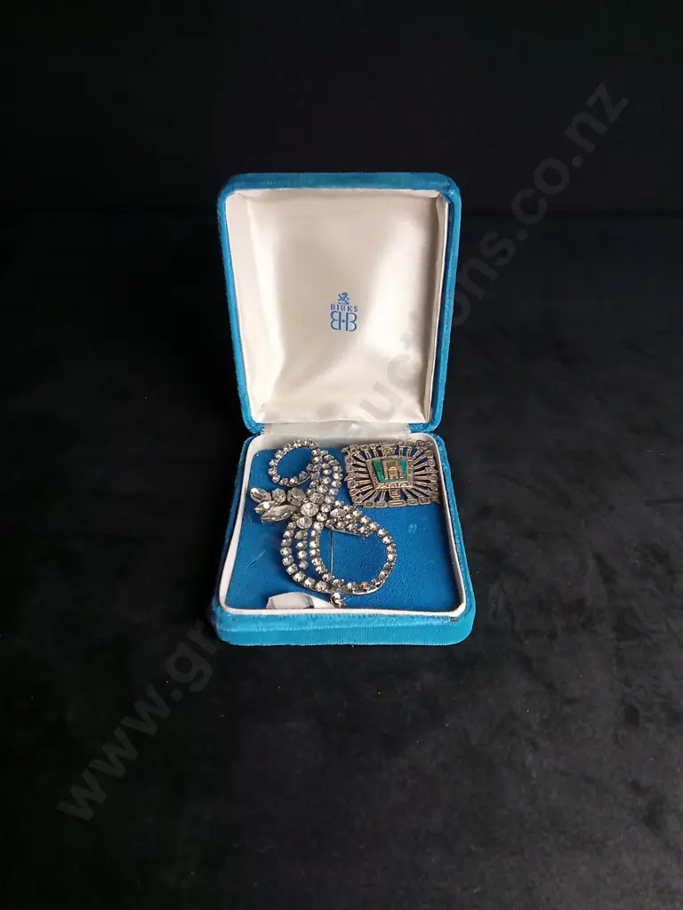 VINTAGE RHINESTONE AND ART DECO STYLE BROOCH IN BIRKS CASE Image 1++