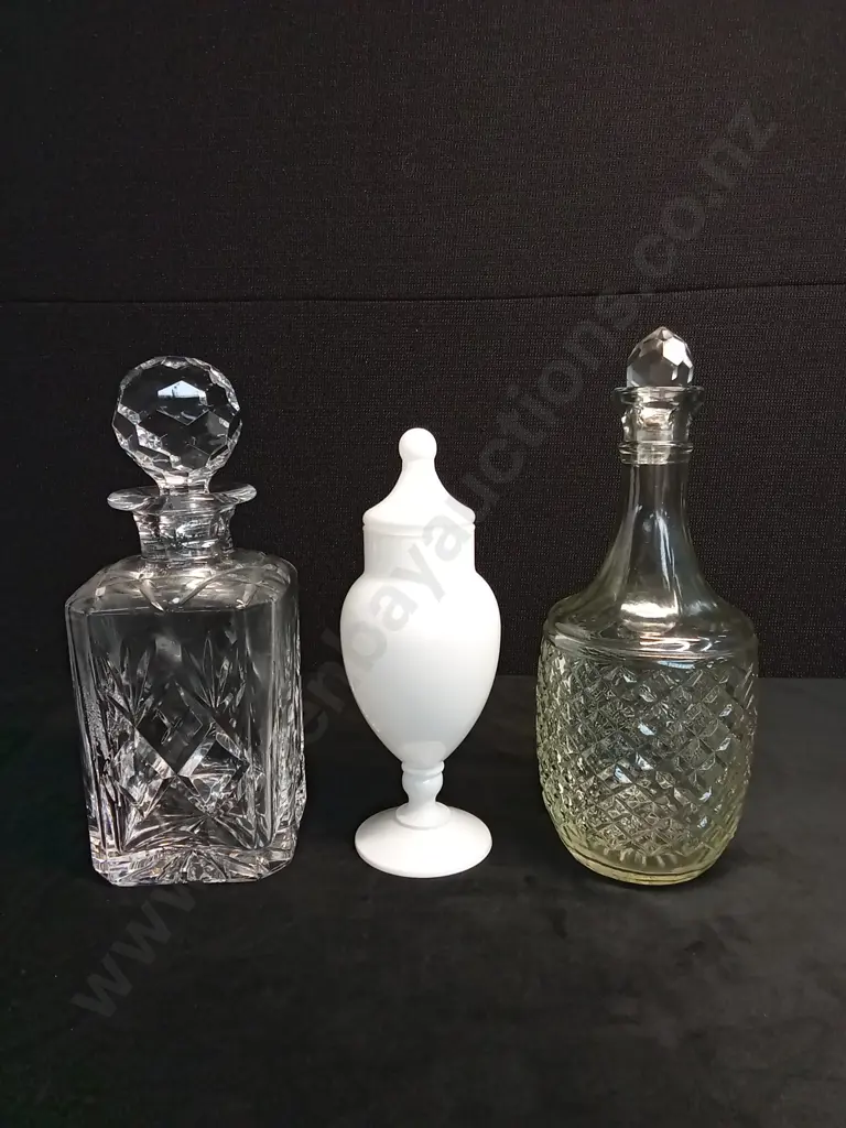 CRYSTAL WHISKY DECANTER GLASS WINE DECANTER AND WHITE SATIN GLASS JAR Image 1++