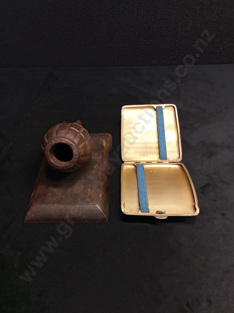 MILLS BOMB COLLECTABLE AND VINTAGE CIGARETTE HOLDER Image 1++