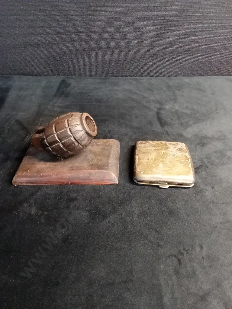 MILLS BOMB COLLECTABLE AND VINTAGE CIGARETTE HOLDER Image 1++