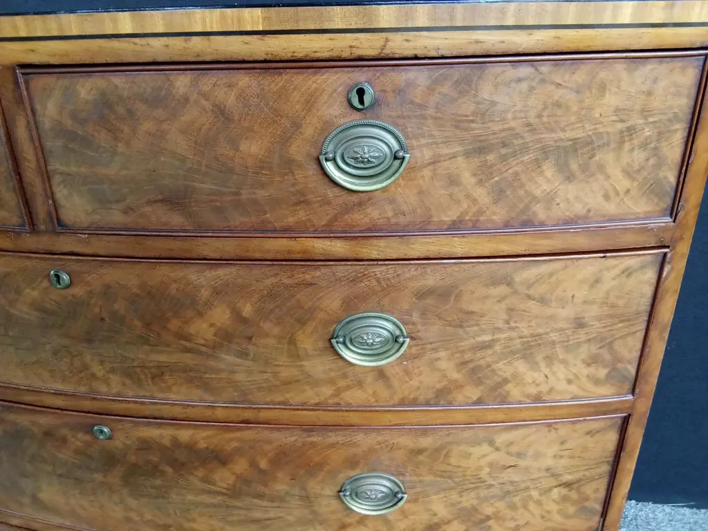ANTIQUE BOW FRONT CHEST OF DRAWERS BOOK MATCHED VENEER 1.08M TALL X 1.22 M WIDE LOCKS BUT NO KEYS Image 1++