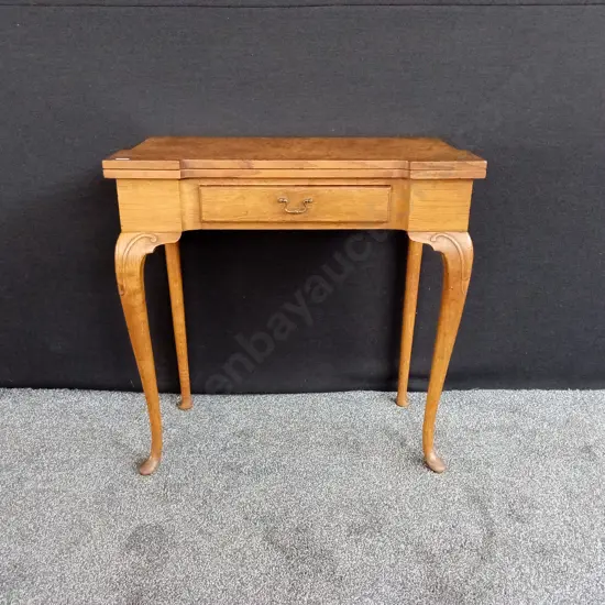 ANTIQUE FOLDING GAMES / CARD TABLE. SQUARE TOP INSET WITH GREEN FELT PLAYING SURFACE AND FOUR RECESSED COUNTER WELLS