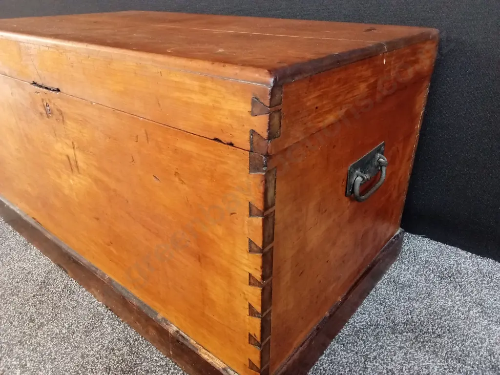 WOODEN CHEST DOVETAIL JOINTED, WITH INTERNAL COMPARTMENT AND 2 SMALL DRAWERS Image 1++
