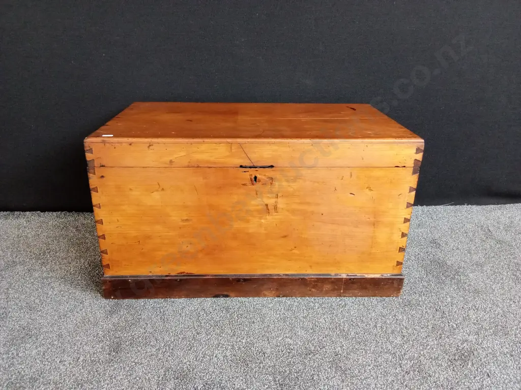 WOODEN CHEST DOVETAIL JOINTED, WITH INTERNAL COMPARTMENT AND 2 SMALL DRAWERS Image 1++