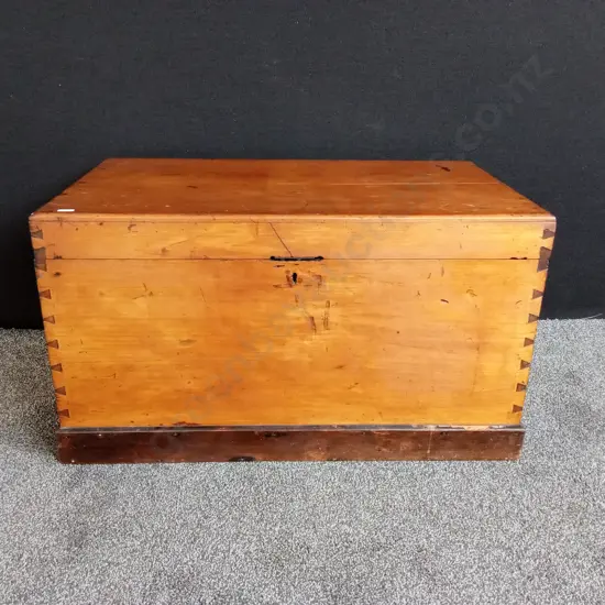 WOODEN CHEST DOVETAIL JOINTED, WITH INTERNAL COMPARTMENT AND 2 SMALL DRAWERS
