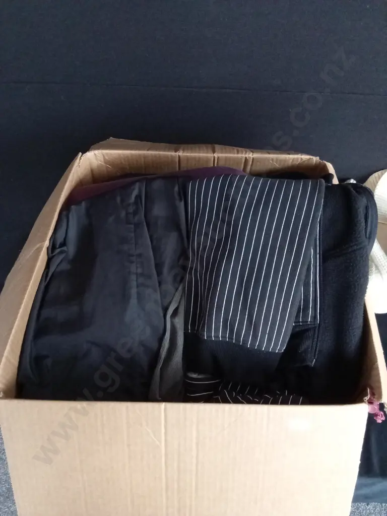 BOX OF MEN AND WOMEN'S JACKETS AND KNITWEAR Image 1++