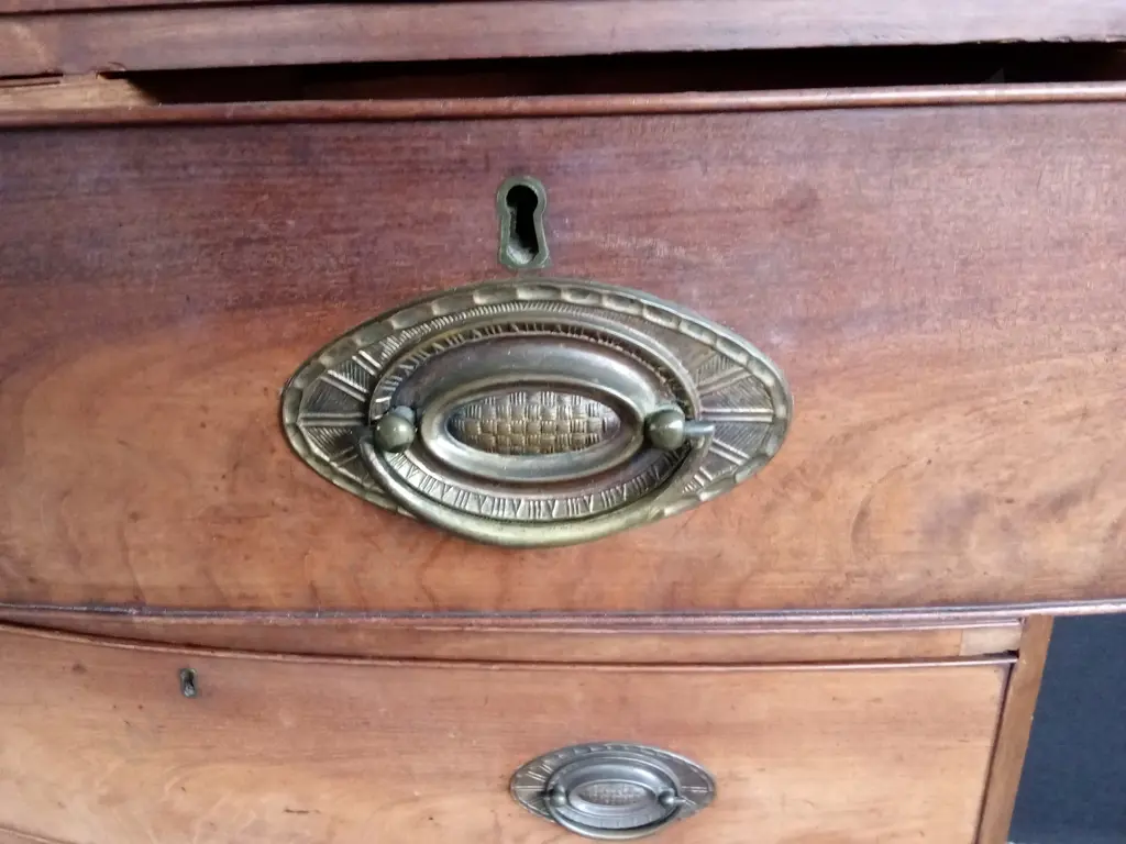 ANTIQUE BOW FRONT CHEST OF DRAWERS BOOK MATCHED VENEER 1.02mH X 1.02M W LOCKS -NO KEYS (DAMAGED, REAR LEFT LEG BROKEN) Image 1++