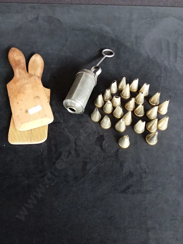 ANTIQUE BUTTER PADDLES AND ICING NOZZLES WITH DISPENSER Image 1++
