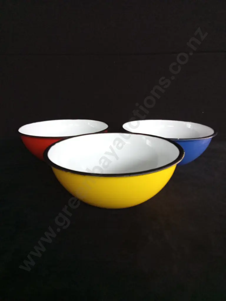 VINTAGE ENAMEL COLOURFUL CAMPING MUGS PLATES AND BOWLS WITH LARGE TUPPERWARE CONTAINER Image 1++