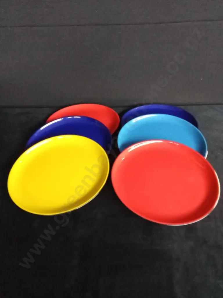 VINTAGE ENAMEL COLOURFUL CAMPING MUGS PLATES AND BOWLS WITH LARGE TUPPERWARE CONTAINER Image 1++
