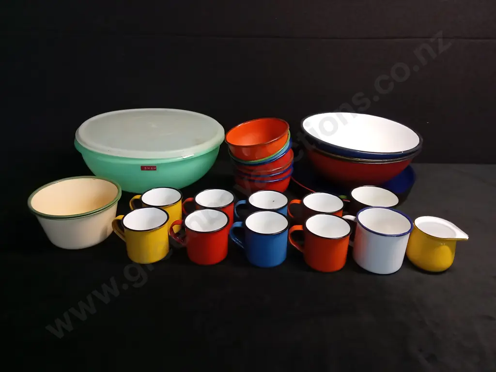 VINTAGE ENAMEL COLOURFUL CAMPING MUGS PLATES AND BOWLS WITH LARGE TUPPERWARE CONTAINER Image 1++