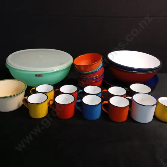 VINTAGE ENAMEL COLOURFUL CAMPING MUGS PLATES AND BOWLS WITH LARGE TUPPERWARE CONTAINER