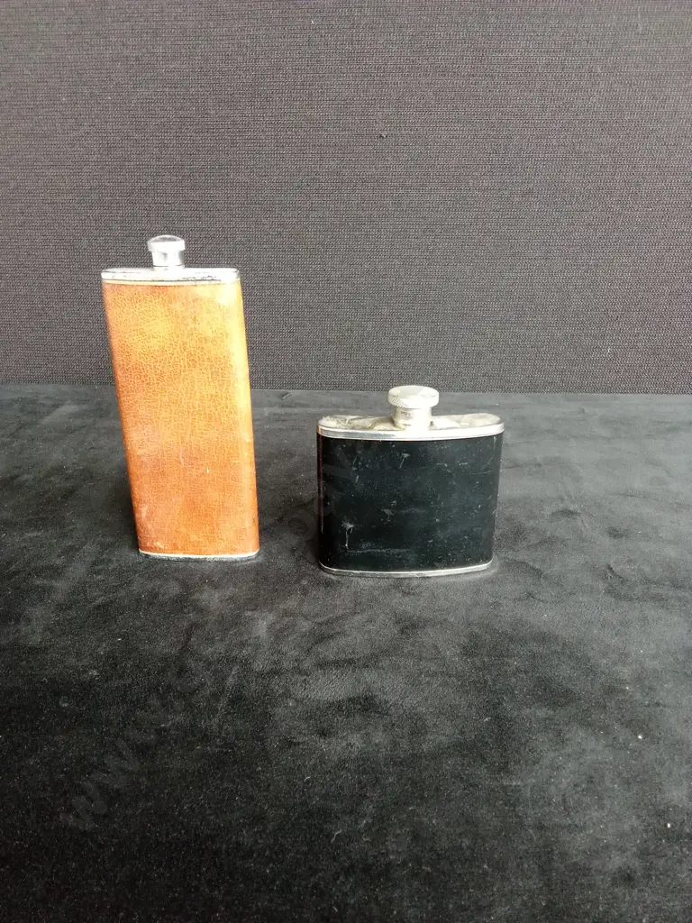 VINTAGE FLASKS AND METAK CUPS WITH CASES Image 1++