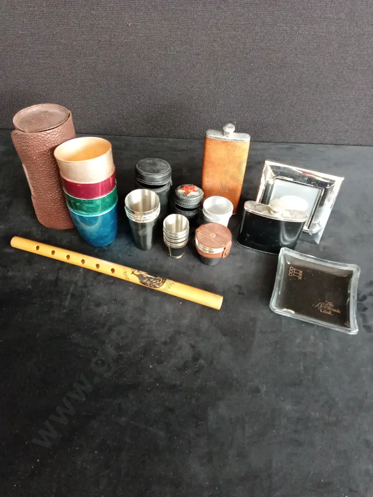 VINTAGE FLASKS AND METAK CUPS WITH CASES Image 1++