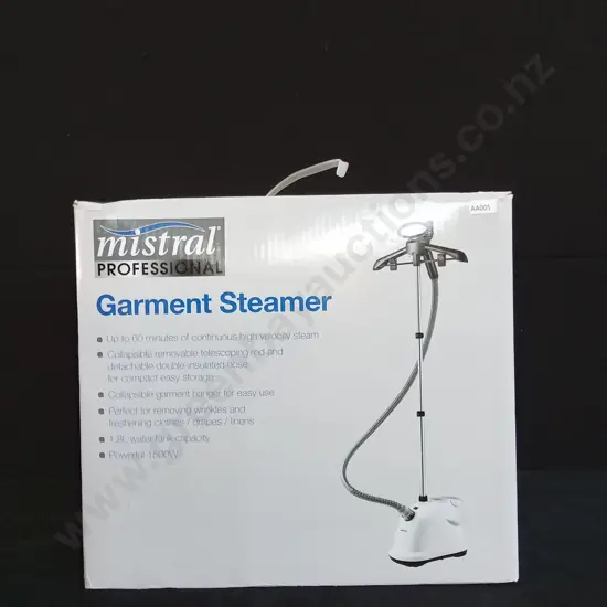 MISTRAL PROFESSIONAL GARMENT STEAMER IN BOX UNUSED WITH MANUAL