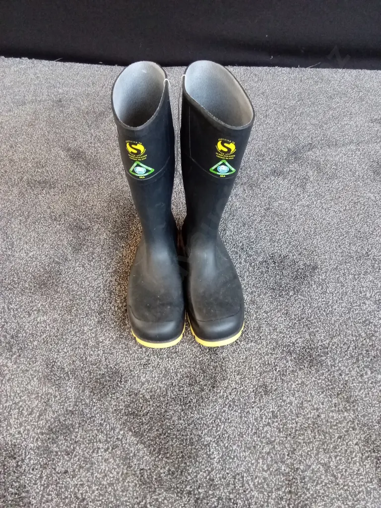 BATA INDUSTRIALS GUMBOOTS SIZE 13 Image 1++