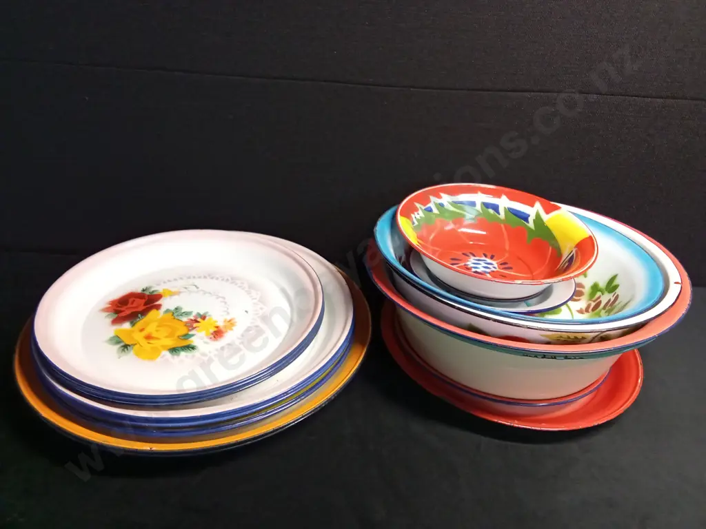 ASSORTED LARGE SERVING PLATES AND BOWLS X 21 Image 1++