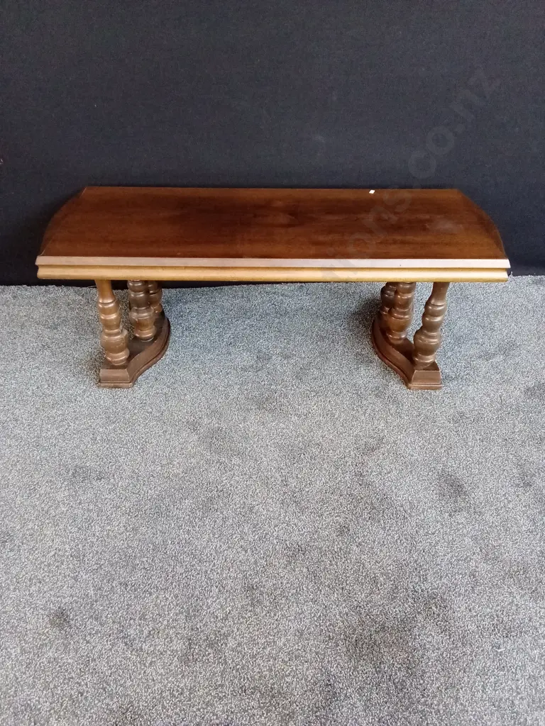 EARLY AMERICAN 50'S STYLE COFFEE TABLE Image 1++