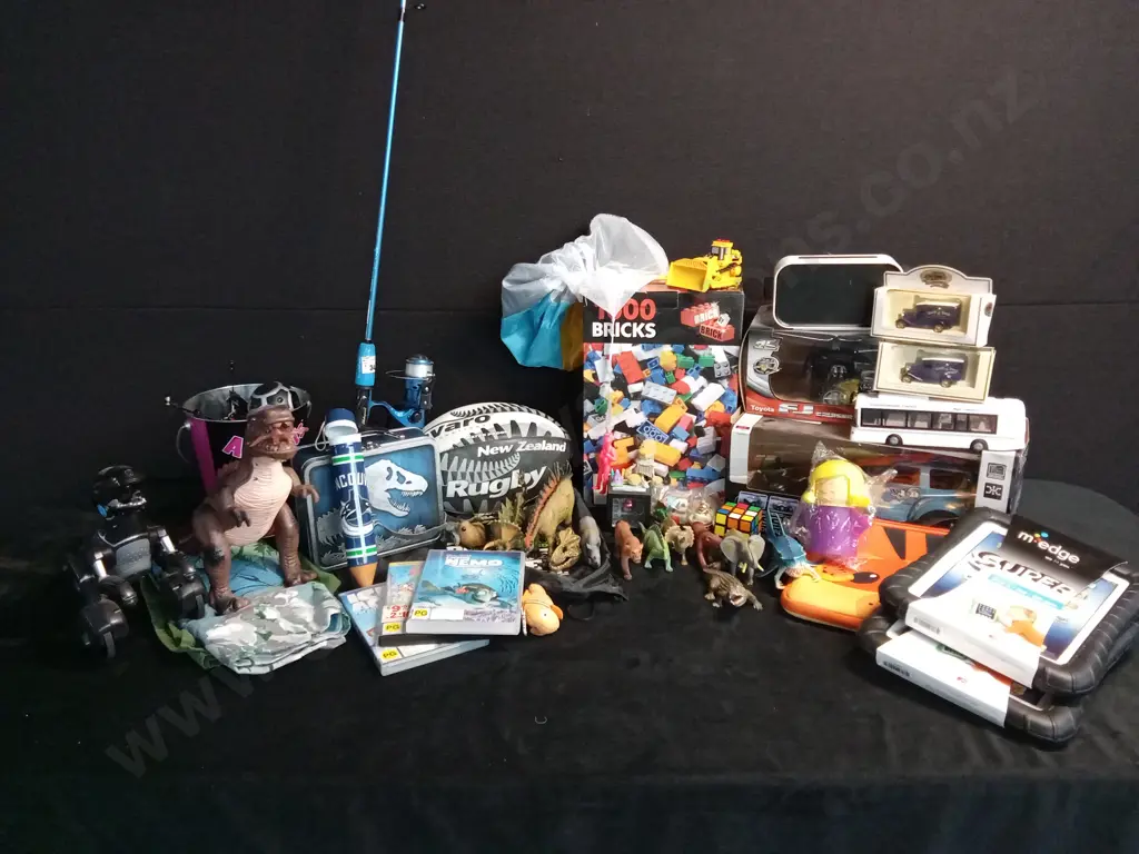 COLLECTION OF CHILDRENS TOYS Image 1++