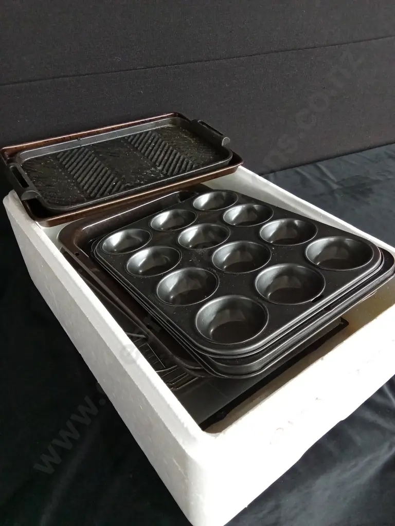 BOX OF ASSORTED OVEN TRAYS Image 1++