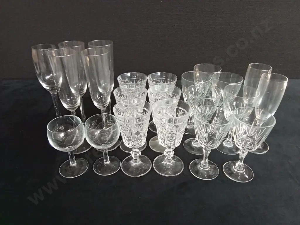 ASSORTED GLASSES X 22 Image 1++