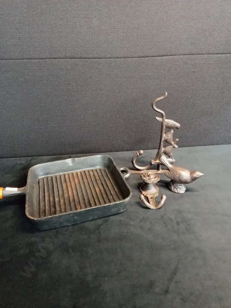 IRON CAST PAN AND DECORATIVE WALL HOOKS Image 1++