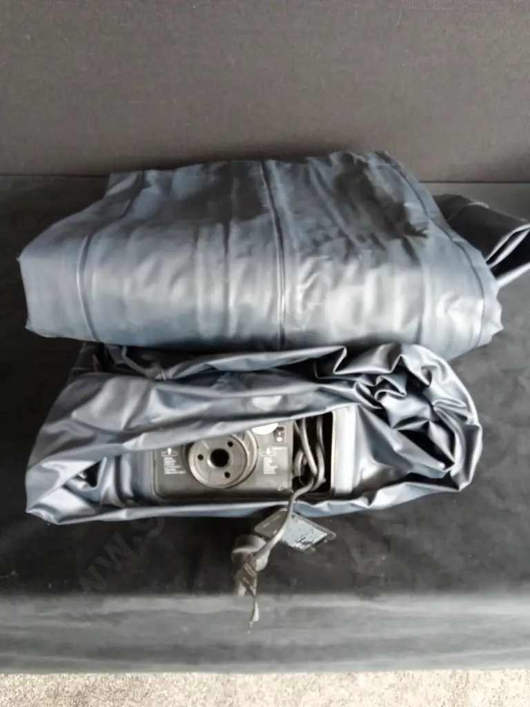 QUEEN SIZE AIR MATTRESS WITH BUILT IN ELECTRIC PUMP Image 1++