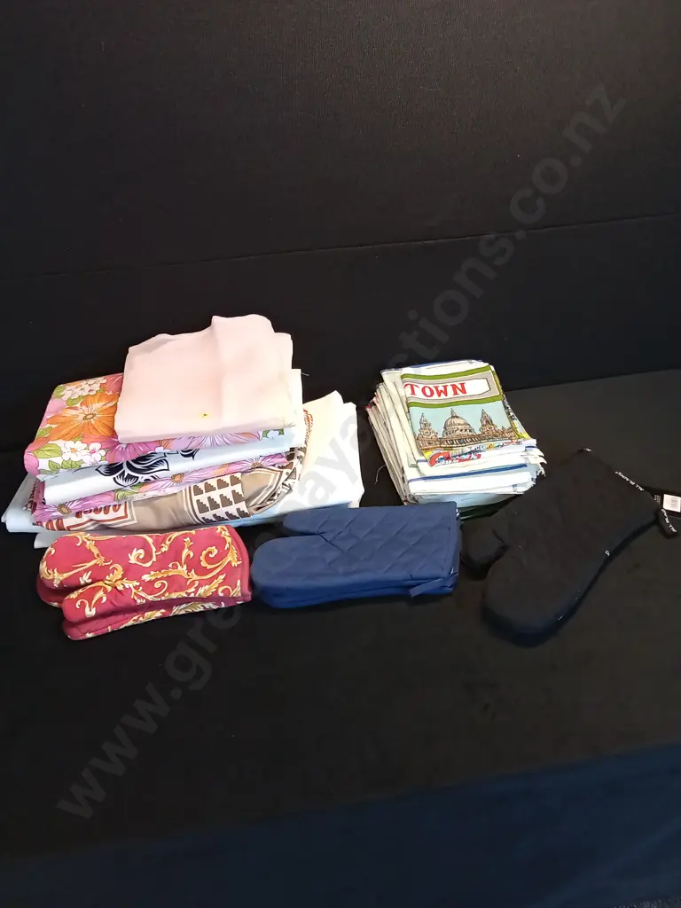 TABLE CLOTHS TEATOWELS AND OVEN GLOVES Image 1++