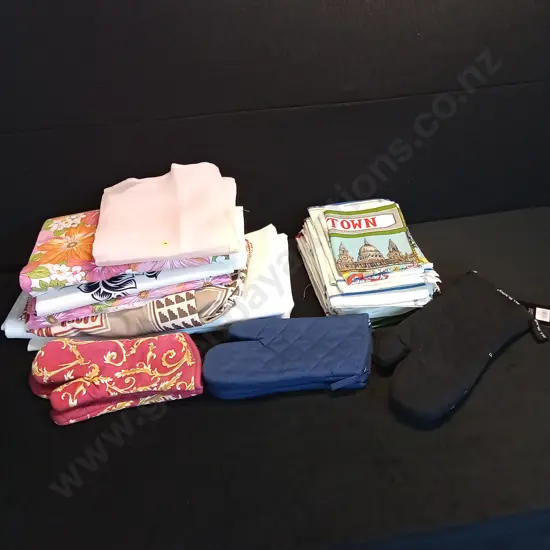 TABLE CLOTHS TEATOWELS AND OVEN GLOVES