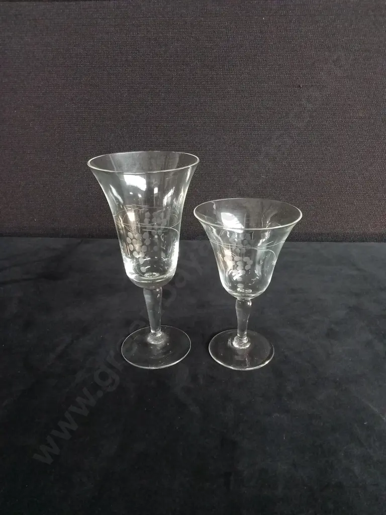 VINTAGE HAND ETCHED COCKTAIL GLASSES X 11 Image 1++