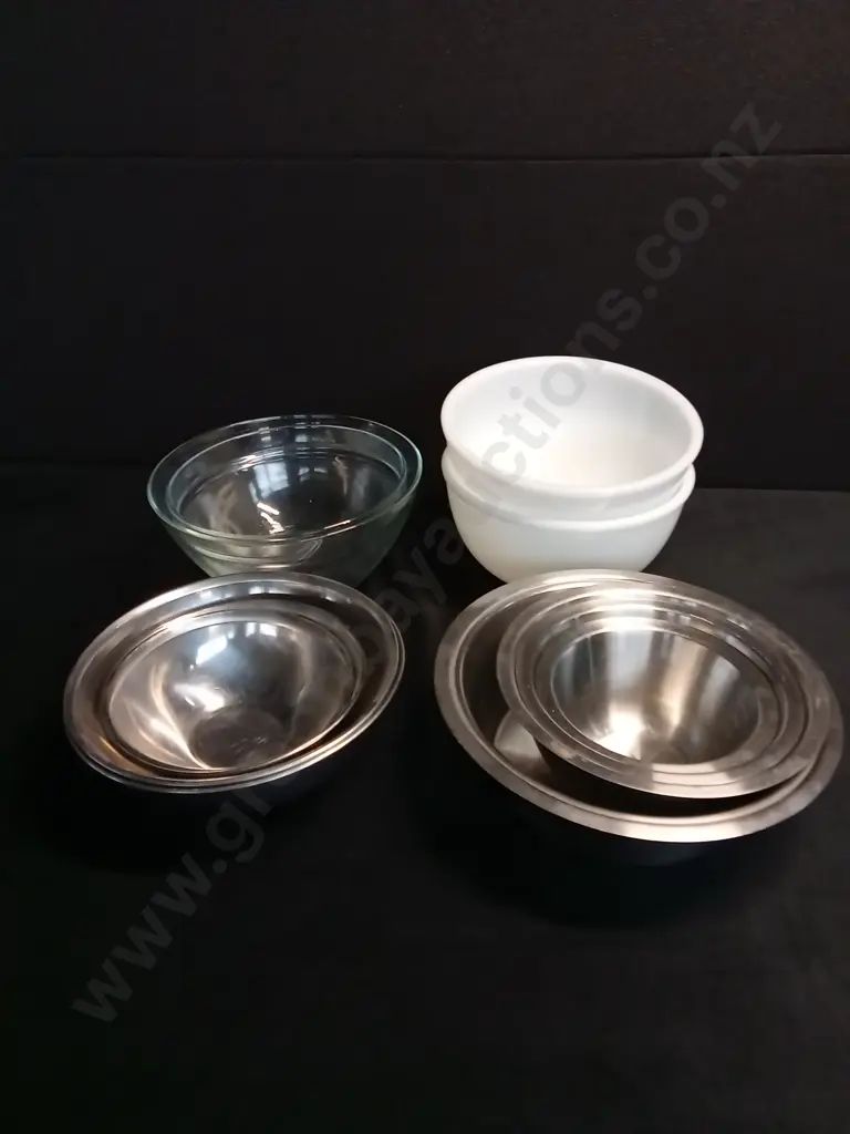 ASSORTED MIXING BOWLS X 12 Image 1++